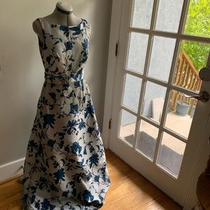Beautiful Kay Unger Silver/Blue Formal Gown, Size 4